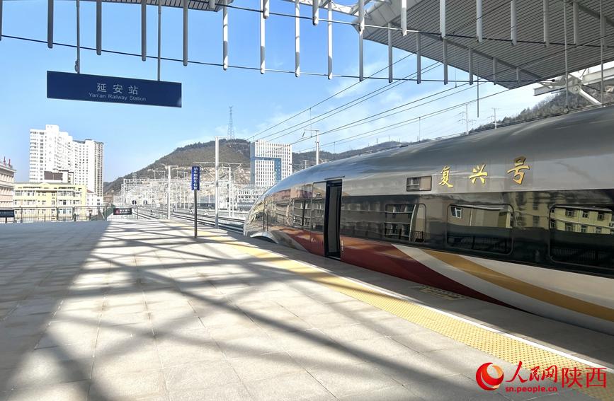 C9312次复兴号列车抵达延安站。人民网记者 邓楠摄