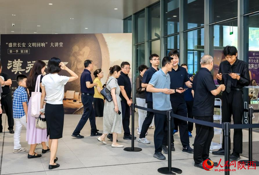 观众进场。人民网记者 孙挺摄