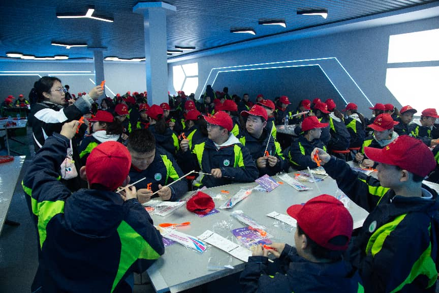 學校學生參與社團活動。西安浐灞國際港供圖