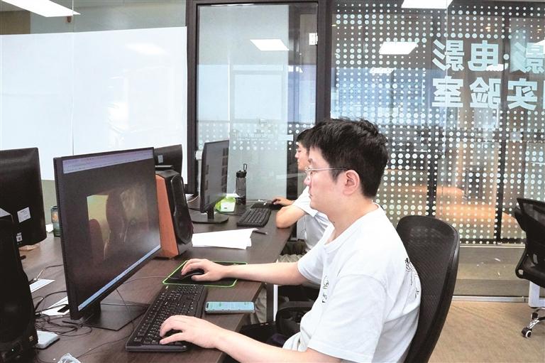 9月3日，在西影電影AI實驗室，工作人員對影譜AI進行研發測試。