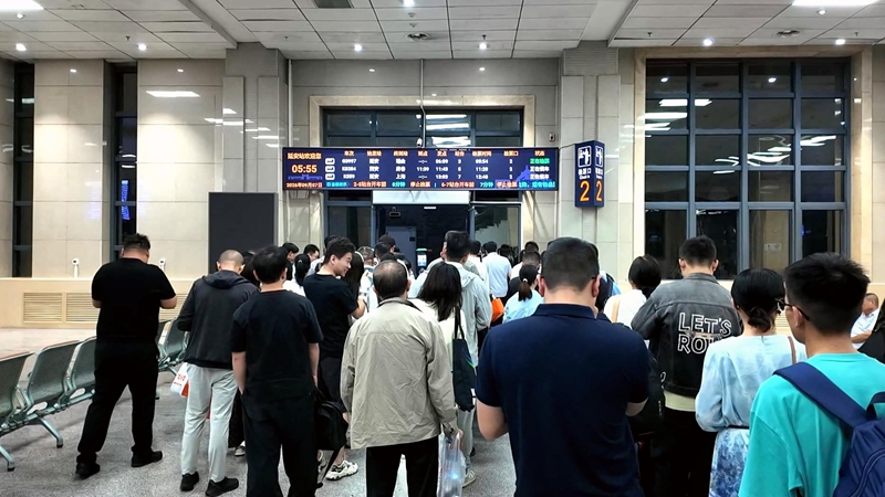 9月7日延安站，首批延安直达瑞金的旅客正在候车。赵心田摄
