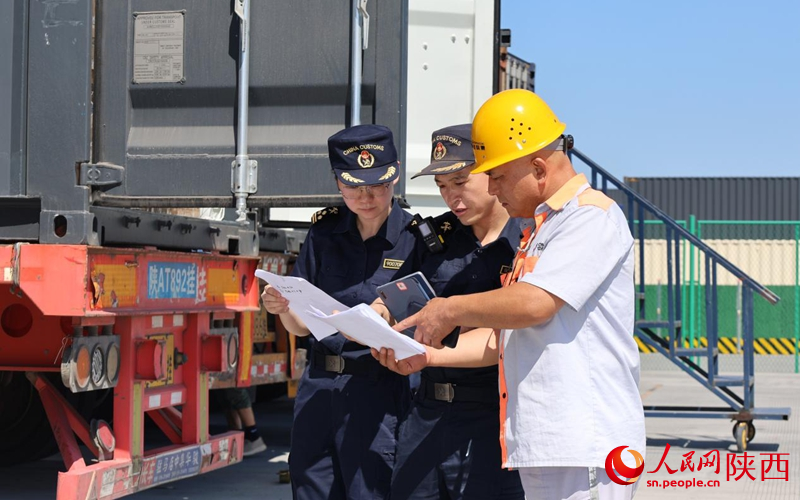 西安车站海关关员与铁路安检人员联合检查。人民网记者 贾凯璐摄