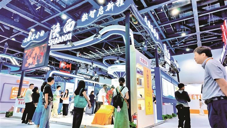 9月9日，2026年中国国际服务贸易交易会在北京首钢园开幕。图为观众在陕西展区参观。记者 孙丹