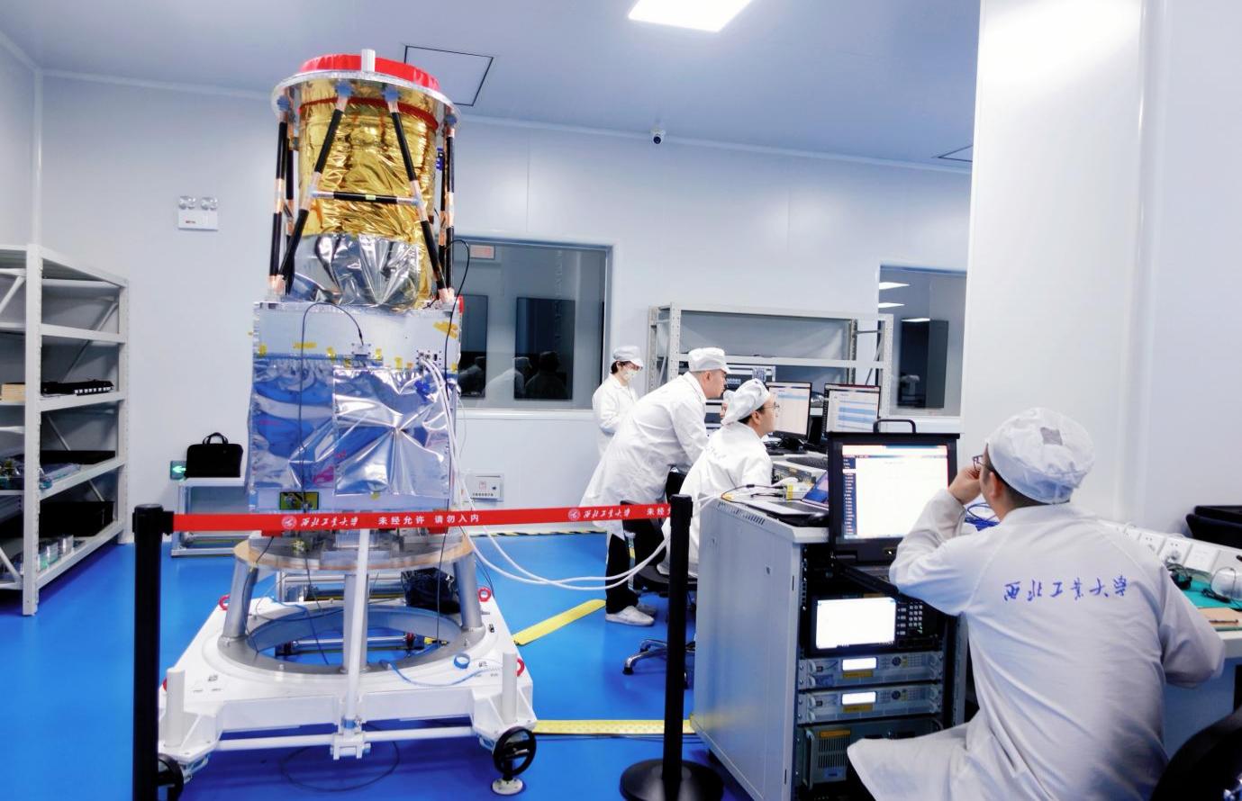 秦嶺衛星整星綜合測試。陝西省發展改革委供圖
