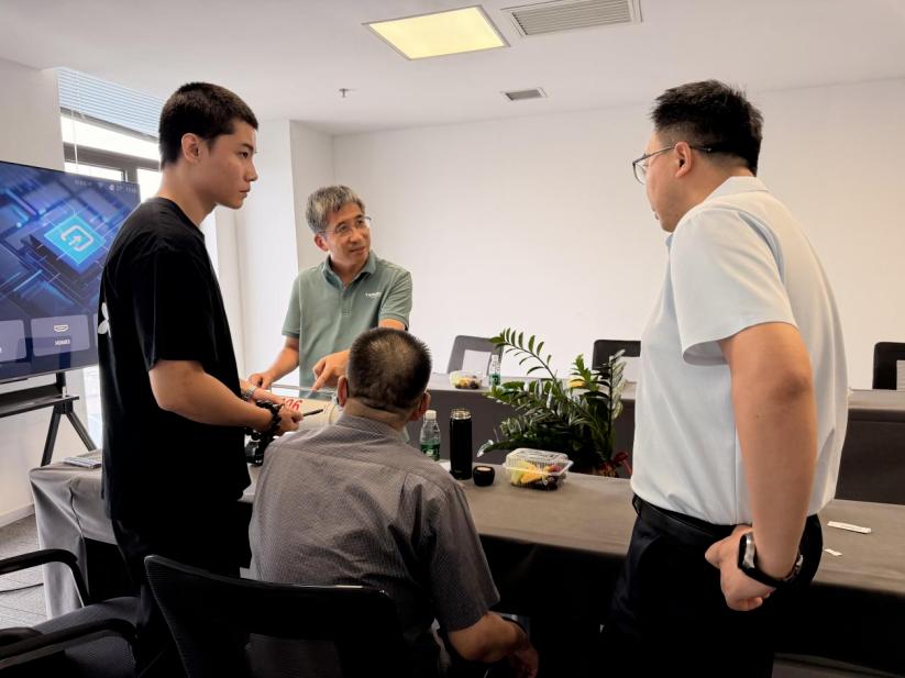 团队成员开展相关技术研讨。西北工业大学供图