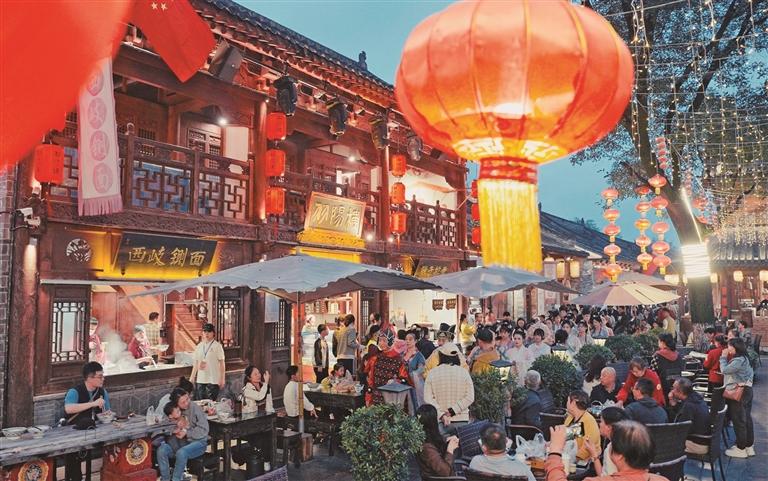 9月25日，游客在西府老街文化旅游景區游玩。