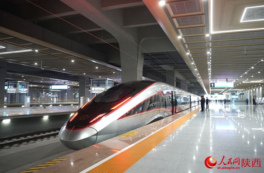 G9997次智能复兴号动车组在西安东站等待发车。人民网记者 贾凯璐摄