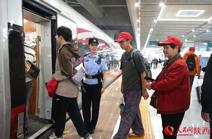 旅客乘坐西康高铁首发列车。人民网记者 贾凯璐摄