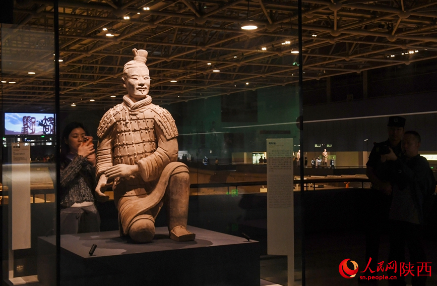 秦兵马俑二号坑展厅试开放期间，游客们参观展出的文物。人民网记者 邹星摄