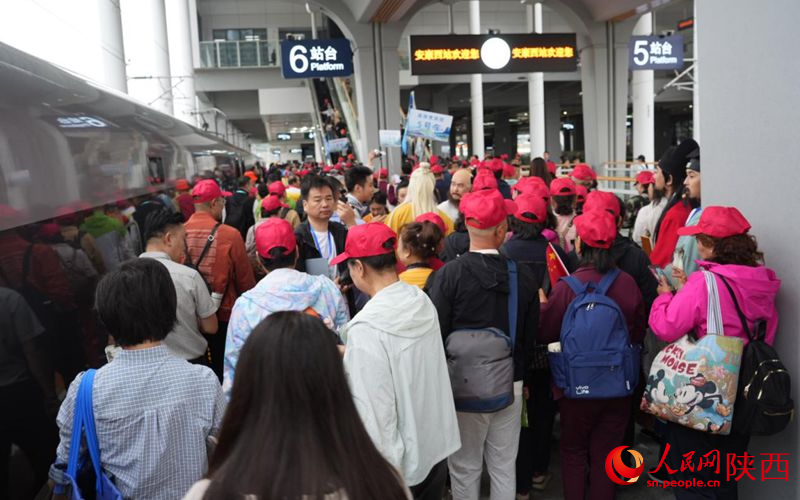 首批银发旅行团在安康西站下车，开启陕南之旅。人民网记者 贾凯璐摄