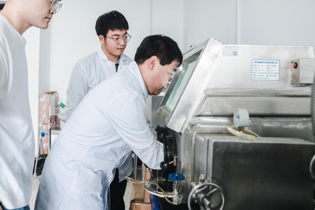 团队在测试仪器前分析实验数据。受访者供图