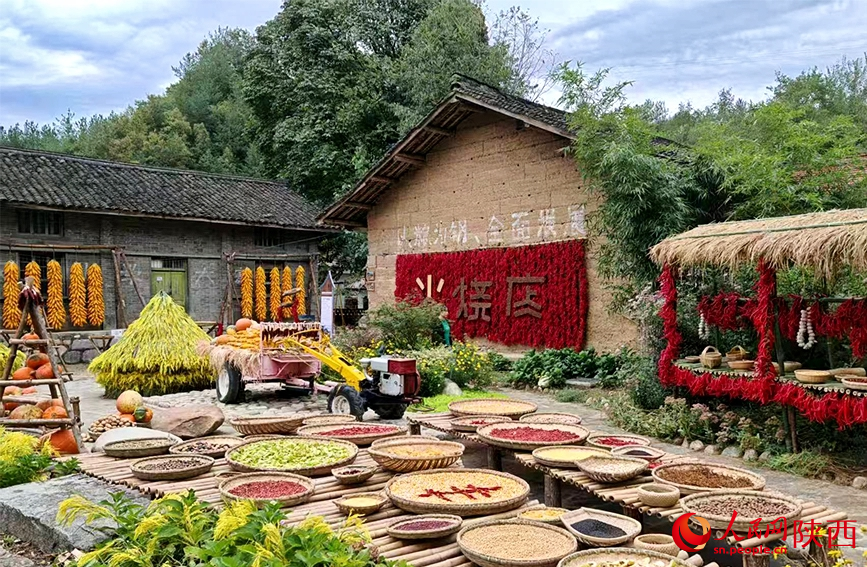 留坝县火烧店镇中西沟村晒秋场景（资料图）。人民网记者 孙挺摄