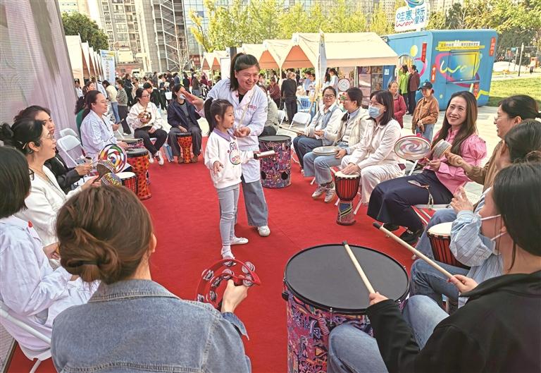 10月10日,西安市举办2026年世界精神卫生日主题活动。图为医务人员与群众互动。