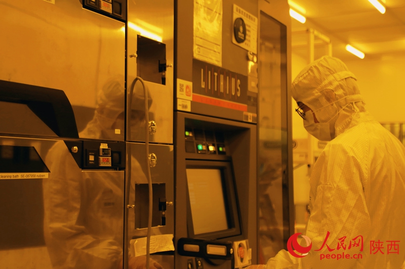 西北首条硅光中试线正式投用,图为硅光工艺工程师操作光刻机(资料图)。人民网记者 李志强摄