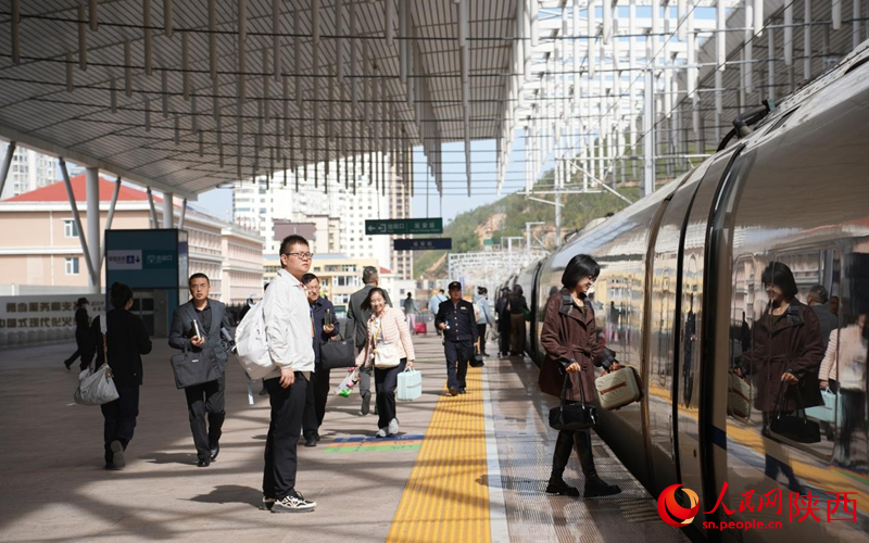 旅客在延安站乘坐高铁。人民网记者 贾凯璐摄