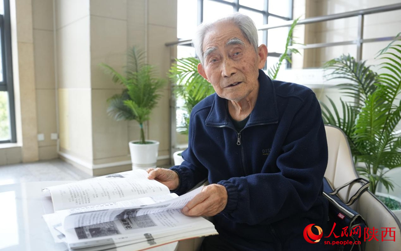 折正千老人讲述西延铁路的发展历史。人民网记者 贾凯璐摄