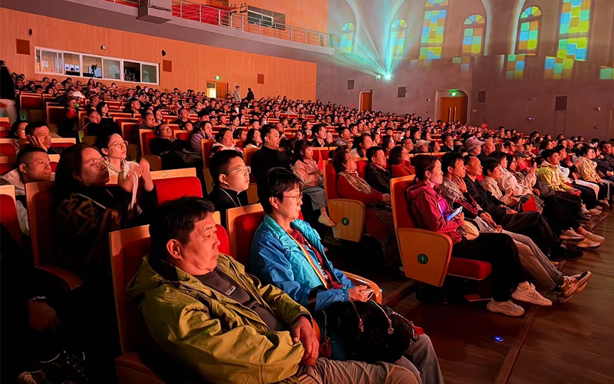 红秀《延安 延安》演出现场，座无虚席。受访单位供图