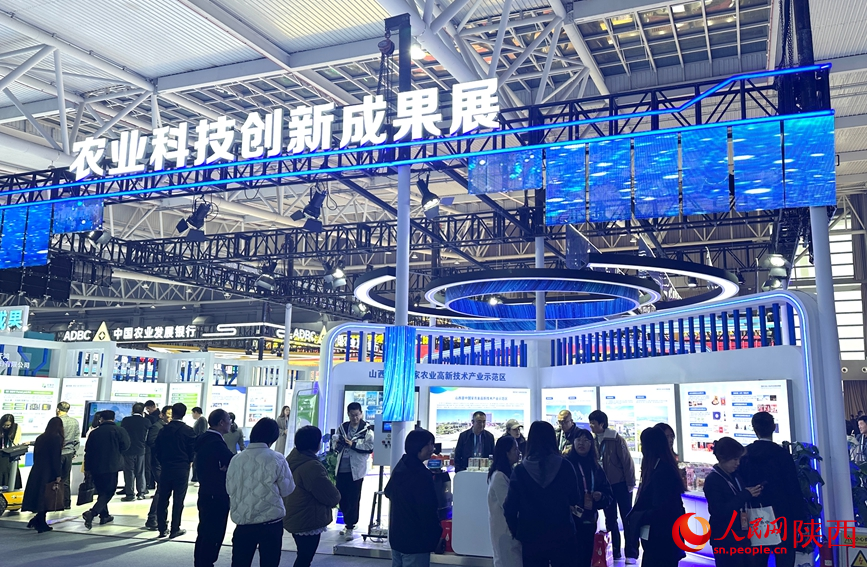 农业科技创新成果展前参观者络绎不绝。人民网记者 白鸽摄