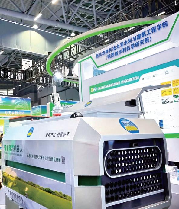 10月25日，在楊凌農高會農業高新科技成果展上展出的智能灌溉機器人。 記者 許奧博攝