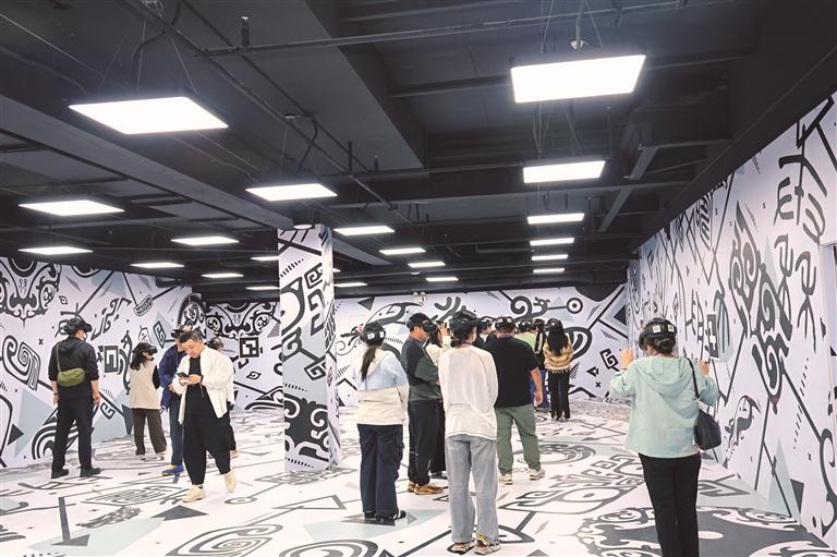 10月17日，觀眾沉浸式體驗秦始皇帝陵博物院《帝國密碼》項目。記者 李衛攝