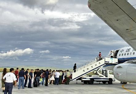 旅客在内蒙古满洲里乘机