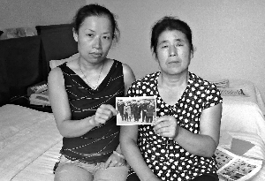 段定梅(左)、喬轉(zhuǎn)麗一直留著兩人在大會(huì)上被民警押著的照片