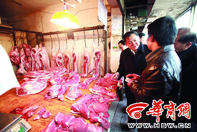 西安市副市长张宁在朱雀农产品批发市场检查猪