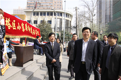 雁塔区委副书记王军平(中)视察党员志愿者服务点