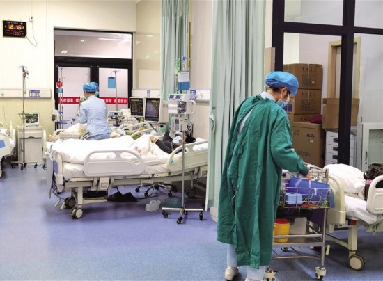 二月二日下午四时,省人民医院急诊内科医护人员在病房里忙碌着.