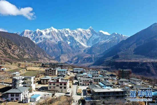 这是西藏林芝市米林县派镇索松村一角(无人机照片,1月28日摄).
