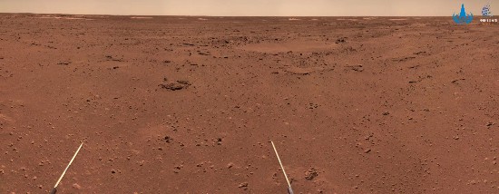 “祝融号”火星车拍摄火面地貌。