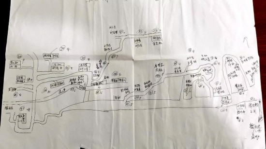 姚國生的手繪地圖上，密密麻麻地記錄著脫貧戶人員信息。人民網記者 邱燁攝。