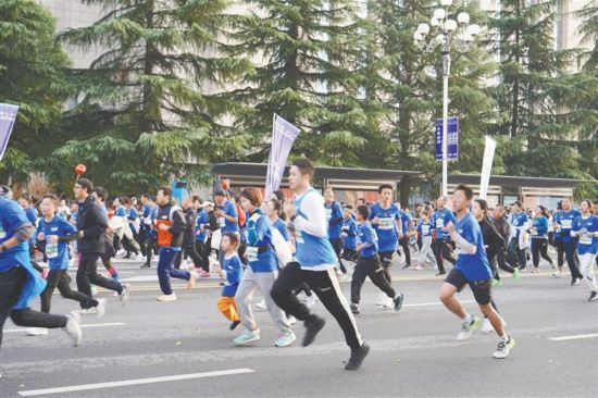 10月27日，2024宝鸡马拉松比赛现场，参赛选手正奋力奔跑。李静茹摄