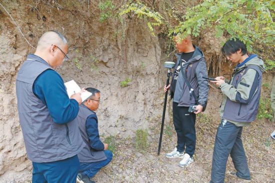 咸阳普查队队员在彬州市永乐镇的下马河遗址（暂定名）勘察。