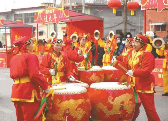 1月21日，铜川市耀州区南街村锣鼓队在春节“村晚”示范展示活动中表演。本报记者 王志辉摄