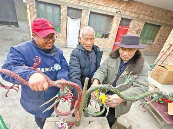 1月20日，大荔县段家镇坊镇村，村民在准备正月闹社火的道具。本报记者 陈宏江摄