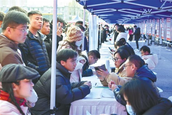 2月6日，在西安市雁塔区隋大兴唐长安城明德门遗址公园，西安市“春风行动”专场招聘活动吸引众多求职者参加。周明摄