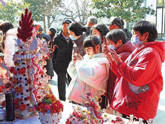 2月11日，渭南市文化藝術中心廣場上，非遺大集吸引了許多市民。柏樺攝