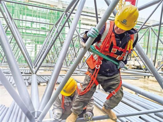 三月七日，在西延高鐵銅川站站房工程建設現場，來自中鐵北京工程局集團西延站房項目部的工人在進行鋼結構拼裝作業。楊光 攝