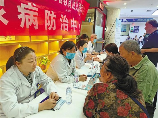 四月十八日，在陕西省人民医院举办的“世界痛风日”义诊活动上，医生在为患者诊疗。