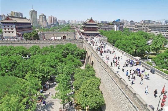5月2日，游客在西安城墙游览。记者 杜玮摄
