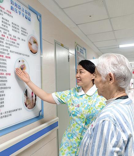 五月八日，王云为老年患者做高血压知识科普。记者 霍强摄