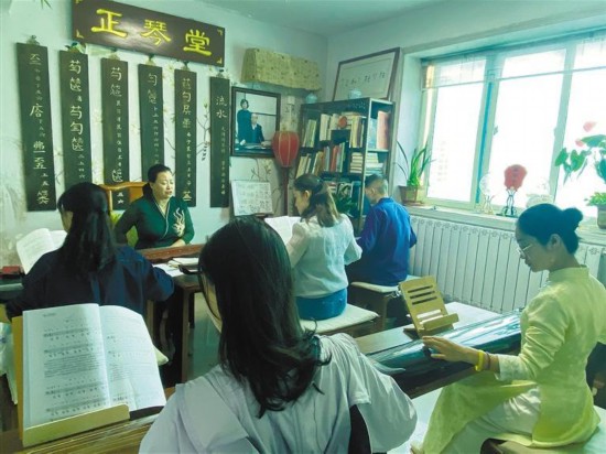 5月15日，古琴艺术非遗代表性传承人郭喜萍向学生讲解古曲弹唱技法。