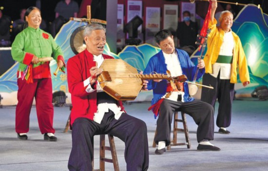 第二届“华山论技”非遗进景区活动现场，华阴老腔精彩亮相。