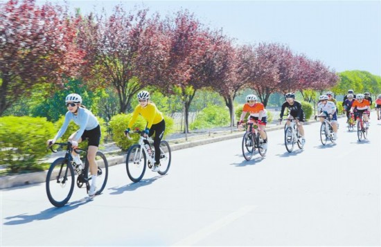 五月二十五日，自行車運動愛好者在寶雞市的濱河路上騎行。