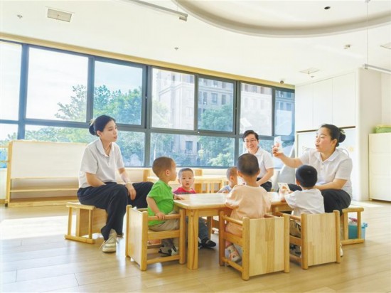 近日，西安市托育綜合服務中心（蓮湖區第一托育中心）內，老師在教授小朋友看圖識字（資料照片）。記者 李妮攝