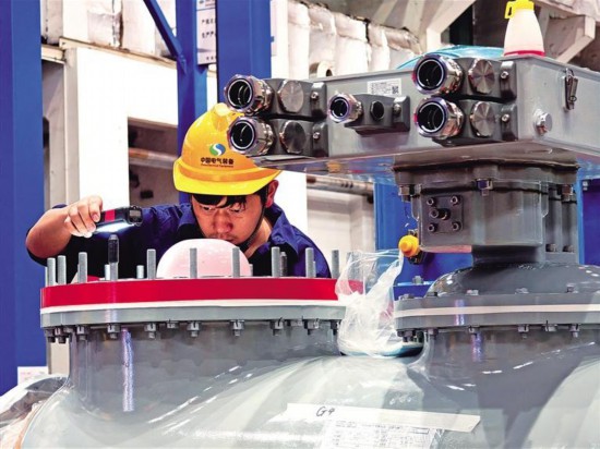 7月9日，在西安西电开关电气有限公司超高压产品制造部生产车间，工人进行断路器操作试验。