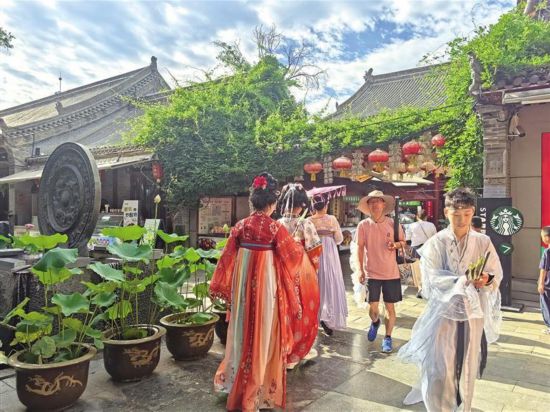 游客在永兴坊游玩。记者 李卫摄