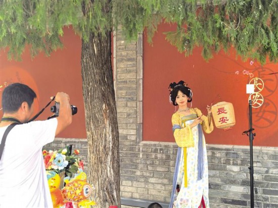 7月23日，游人在大雁塔文化休閑景區拍照打卡。