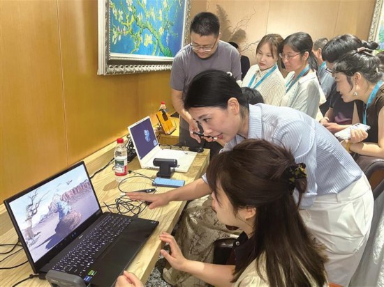 8月8日,2025古籍數字化與活化利用經驗交流活動上,裸眼3D增強閱讀項目吸引與會人員爭相體驗。